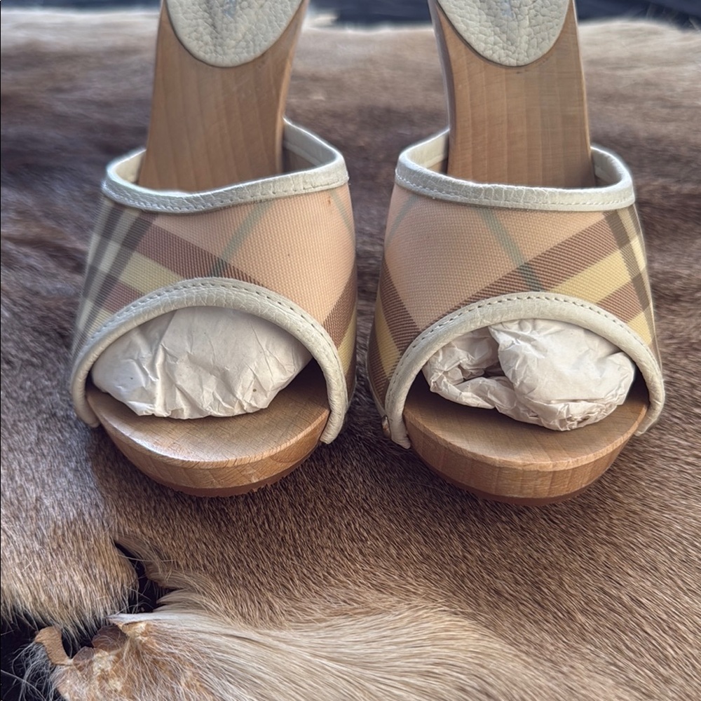 Burberry  Nova Cream and Tan Mules with Elegant Design - Picture 3 of 10